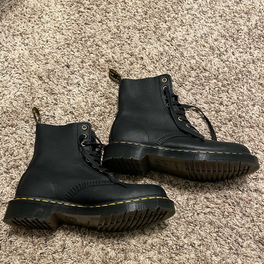 NEVER WORN. Dr. Martens READ BELOW